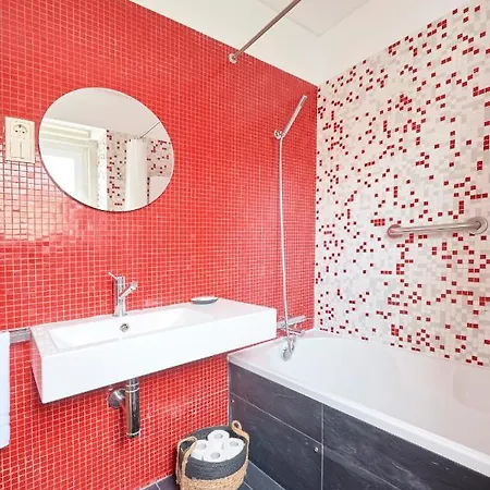 Sunny Renovated With Ac, By Timecooler * Лісабон