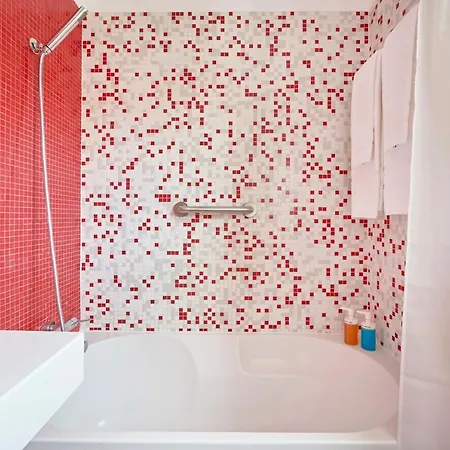 Sunny Renovated With Ac, By Timecooler * Лісабон